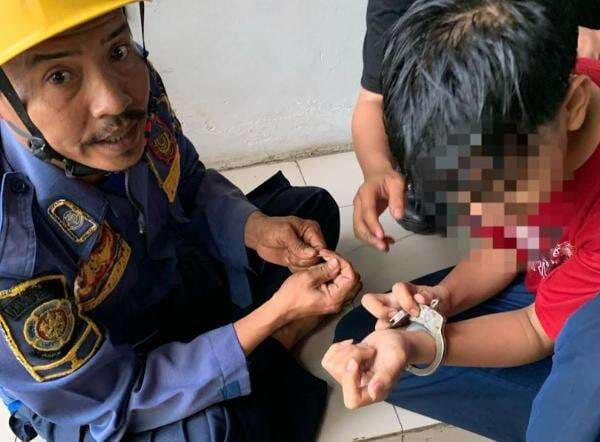 Duh! Remaja di Bogor Iseng Main Borgol Tak Bisa Dibuka, Damkar Turun Tangan Duh! Remaja di Bogor Iseng Main Borgol Tak Bisa Dibuka, Damkar Turun Tangan