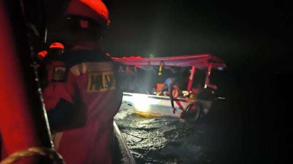 Momen Dramatis Damkar Evakuasi 7 Penumpang Kapal yang Bocor di Kepulauan Seribu Momen Dramatis Damkar Evakuasi 7 Penumpang Kapal yang Bocor di Kepulauan Seribu