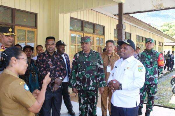 Pasca-Bentrok di Puncak Jaya, Danrem hingga Kapolda Papua Tengah Berkunjung ke Sekolah Pasca-Bentrok di Puncak Jaya, Danrem hingga Kapolda Papua Tengah Berkunjung ke Sekolah