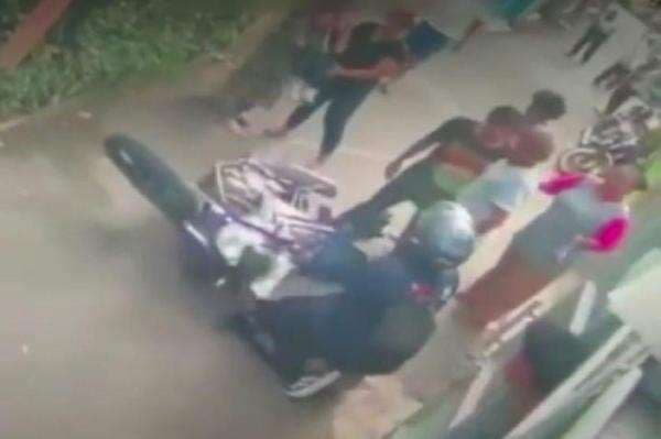 Viral Kasus Zacky Dituduh Tabrak Anak di Sukasari Bandung, CCTV Ungkap Fakta Sebenarnya! Viral Kasus Zacky Dituduh Tabrak Anak di Sukasari Bandung, CCTV Ungkap Fakta Sebenarnya!