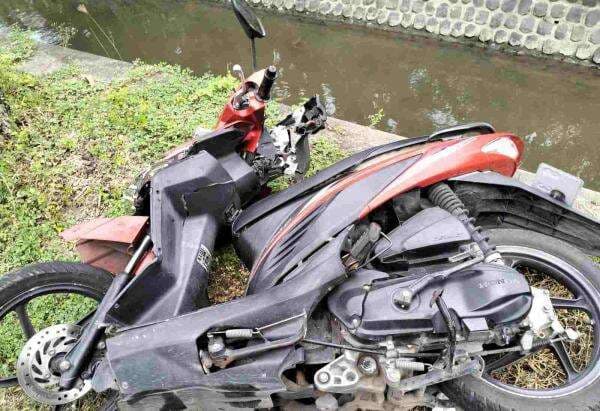 Kecelakaan Beruntun Tiga Kendaraan di Jombang, Ibu dan Anak Terluka Parah Kecelakaan Beruntun Tiga Kendaraan di Jombang, Ibu dan Anak Terluka Parah