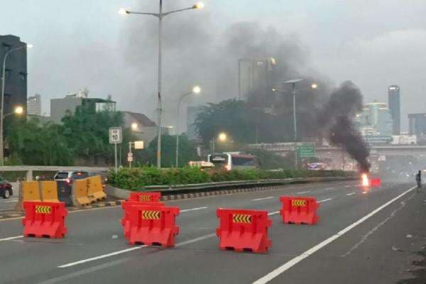 Demo Ricuh, Massa Aksi Tolak UU TNI Masuk ke Jalan Tol Depan Gedung DPR Demo Ricuh, Massa Aksi Tolak UU TNI Masuk ke Jalan Tol Depan Gedung DPR