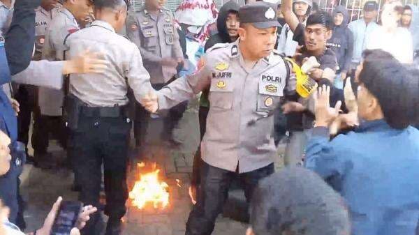 Demo Tolak Alih Fungsi Lahan Pertanian di Gowa Ricuh, Massa dan Polisi Nyaris Adu Jotos Demo Tolak Alih Fungsi Lahan Pertanian di Gowa Ricuh, Massa dan Polisi Nyaris Adu Jotos