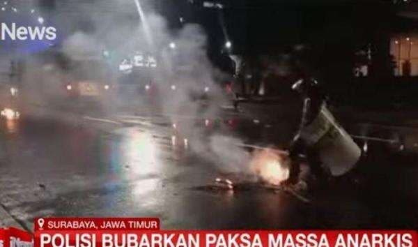 Ricuh Demo Tolak UU TNI di Surabaya, 10 Pendemo Diduga Provokator Ditangkap Ricuh Demo Tolak UU TNI di Surabaya, 10 Pendemo Diduga Provokator Ditangkap