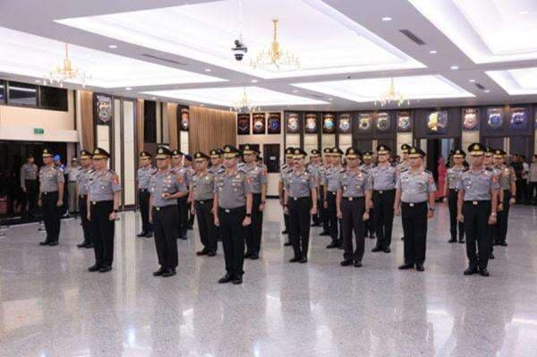 Deretan 26 Kombes Pecah Bintang Jadi Brigjen Pol Deretan 26 Kombes Pecah Bintang Jadi Brigjen Pol