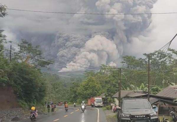 Gunung Semeru Meletus Hebat, BNPB Evakuasi Ratusan Warga Mengungsi Gunung Semeru Meletus Hebat, BNPB Evakuasi Ratusan Warga Mengungsi