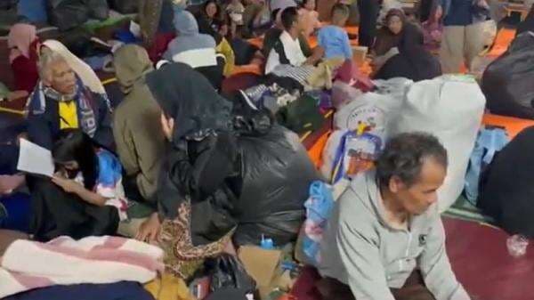 Ratusan Korban Longsor di Cisarua Bertahan di Pengungsian, Pemerintah Lakukan Zonasi Ratusan Korban Longsor di Cisarua Bertahan di Pengungsian, Pemerintah Lakukan Zonasi