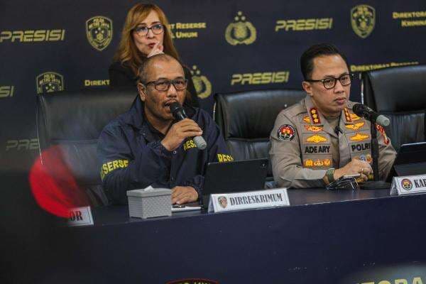 Diplomat Kemlu Arya Terekam di Mal Grand Indonesia Bersama 2 Orang, Siapa Mereka? Diplomat Kemlu Arya Terekam di Mal Grand Indonesia Bersama 2 Orang, Siapa Mereka?