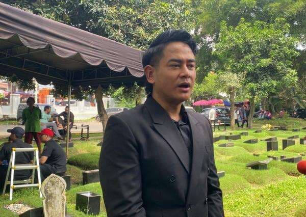 Jenazah Titiek Puspa Dimakamkan di Makam Pahlawan Tanah Kusir, Dwi Andhika: Eyang Layak Sekali Jenazah Titiek Puspa Dimakamkan di Makam Pahlawan Tanah Kusir, Dwi Andhika: Eyang Layak Sekali