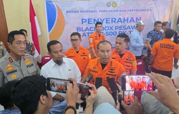 Tim SAR Berjibaku Evakuasi 6 Korban Kecelakaan Pesawat ATR 42-500 Tim SAR Berjibaku Evakuasi 6 Korban Kecelakaan Pesawat ATR 42-500