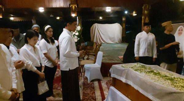 Kaesang Melayat ke Rumah Duka Istri Wiranto Kaesang Melayat ke Rumah Duka Istri Wiranto