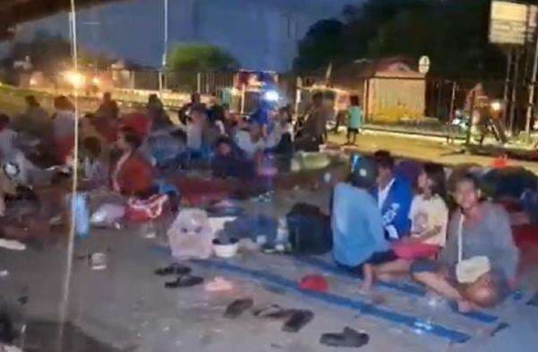 Kondisi Terkini Banjir Subang: 3.500 Rumah Terendam, Warga Ngungsi di Flyover Kondisi Terkini Banjir Subang: 3.500 Rumah Terendam, Warga Ngungsi di Flyover