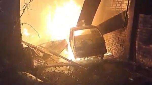 Kebakaran Hebat Pabrik Tahu di Mojosari, Mobil Pikap Ikut Hangus Dilalap Api Kebakaran Hebat Pabrik Tahu di Mojosari, Mobil Pikap Ikut Hangus Dilalap Api