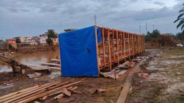 Cegah Penyakit, Polisi dan Warga Bangun MCK di Lokasi Bencana Aceh Tamiang Cegah Penyakit, Polisi dan Warga Bangun MCK di Lokasi Bencana Aceh Tamiang