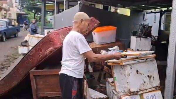 Banjir di Jember Surut, Warga Sibuk Bersihkan Lumpur dan Amankan Barang Layak Pakai Banjir di Jember Surut, Warga Sibuk Bersihkan Lumpur dan Amankan Barang Layak Pakai