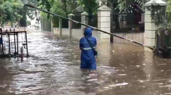 Diguyur Hujan Deras, Jalanan Cilandak Terendam hingga 1 Meter Diguyur Hujan Deras, Jalanan Cilandak Terendam hingga 1 Meter