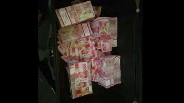 Polisi Gerebek Rumah Diduga Produksi Uang Palsu di Jember, Barang Bukti 2 Koper Disita Polisi Gerebek Rumah Diduga Produksi Uang Palsu di Jember, Barang Bukti 2 Koper Disita