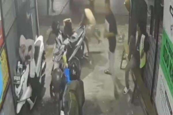 Viral! Aksi Brutal Tukang Parkir Bacok Pedagang di Bandung gegara Tak Diberi Rp10.000 Viral! Aksi Brutal Tukang Parkir Bacok Pedagang di Bandung gegara Tak Diberi Rp10.000