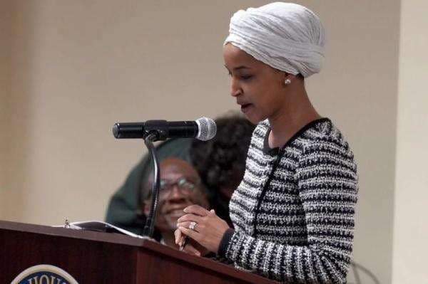 Diserang Cairan Berbahaya saat Pidato, Politisi Muslimah AS Semprot Trump Diserang Cairan Berbahaya saat Pidato, Politisi Muslimah AS Semprot Trump