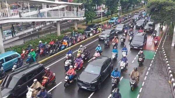 Jalan Salemba Raya Macet Panjang, Pemotor Nekat Terobos Jalur Busway Jalan Salemba Raya Macet Panjang, Pemotor Nekat Terobos Jalur Busway