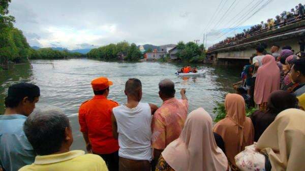 Iseng Mandi, Dua Anak Tenggelam Terseret Arus Sungai Kalibone Pangkep Iseng Mandi, Dua Anak Tenggelam Terseret Arus Sungai Kalibone Pangkep