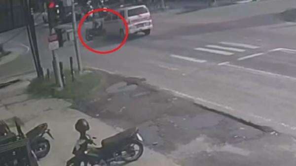 Detik-Detik Driver Ojol Tewas Tabrakan dengan Ambulans di Palangka Raya Terekam CCTV Detik-Detik Driver Ojol Tewas Tabrakan dengan Ambulans di Palangka Raya Terekam CCTV