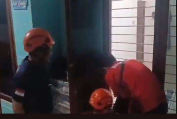 Dramatis! Damkar Dobrak Pintu Evakuasi Emak-Emak di Pasuruan Terkunci dalam Kamar Dramatis! Damkar Dobrak Pintu Evakuasi Emak-Emak di Pasuruan Terkunci dalam Kamar