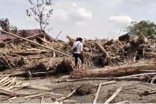 Bak Kota Mati, Desa di Bireun Aceh Lumpuh Tertimbun Kayu Gelondongan usai Banjir Bak Kota Mati, Desa di Bireun Aceh Lumpuh Tertimbun Kayu Gelondongan usai Banjir