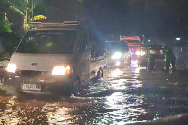 Jalur Cirebon-Kuningan Terendam Banjir, Warga Diimbau lewat Jalur Alternatif Jalur Cirebon-Kuningan Terendam Banjir, Warga Diimbau lewat Jalur Alternatif