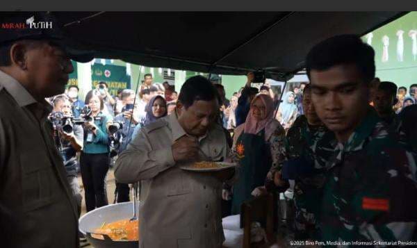 Momen Prabowo Makan Nasi Goreng dan Telur Ceplok di Dapur Pengungsi Agam, Begini Reaksinya Momen Prabowo Makan Nasi Goreng dan Telur Ceplok di Dapur Pengungsi Agam, Begini Reaksinya