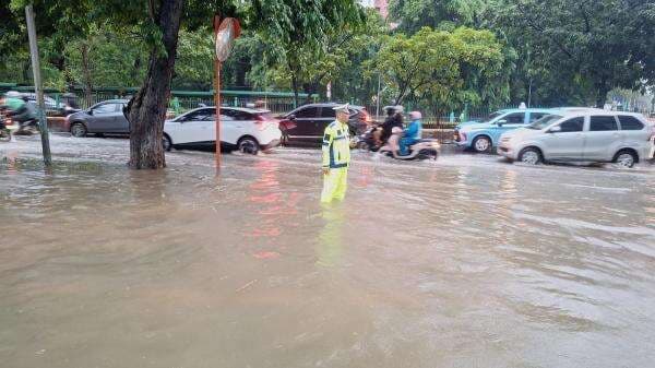 Jalan Letjen Suprapto Cempaka Putih Terendam Banjir, Ketinggian Air 40 Cm Jalan Letjen Suprapto Cempaka Putih Terendam Banjir, Ketinggian Air 40 Cm