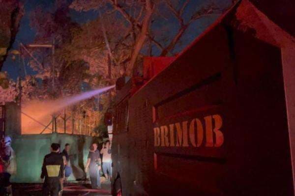 Cerita Komandan Brimob Padamkan Kebakaran Pabrik Swallow di Medan, Kerahkan Mobil Water Canon Cerita Komandan Brimob Padamkan Kebakaran Pabrik Swallow di Medan, Kerahkan Mobil Water Canon