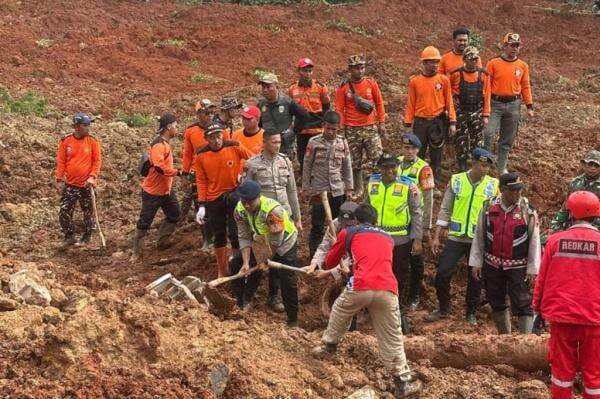 Update Korban Longsor di Cilacap, 11 Orang Ditemukan 12 Hilang Update Korban Longsor di Cilacap, 11 Orang Ditemukan 12 Hilang