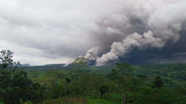 Gunung Semeru Meletus Hebat, Status Naik ke Level III Siaga Gunung Semeru Meletus Hebat, Status Naik ke Level III Siaga