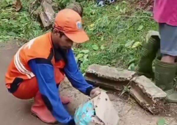 Heboh! Petugas PPSU Jaktim Temukan Bayi di Tumpukan Sampah saat Kerja Bakti Heboh! Petugas PPSU Jaktim Temukan Bayi di Tumpukan Sampah saat Kerja Bakti