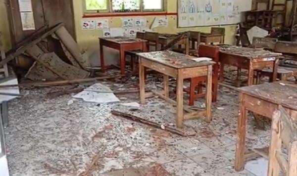 Plafon SDN Kramat 1 Bangkalan Ambruk, Siswa Panik Nangis Histeris Plafon SDN Kramat 1 Bangkalan Ambruk, Siswa Panik Nangis Histeris