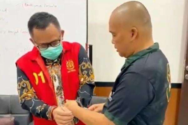 Kejati Kalteng Tahan Kadis ESDM terkait Dugaan Korupsi Penjualan Zirkon Kejati Kalteng Tahan Kadis ESDM terkait Dugaan Korupsi Penjualan Zirkon