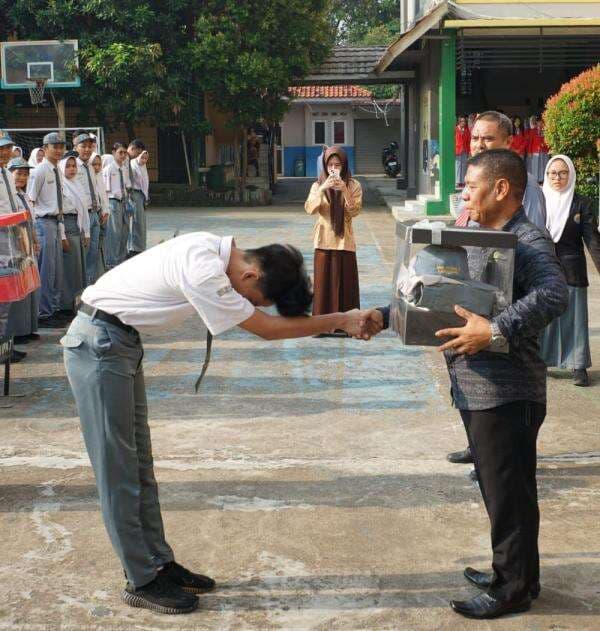 Suasana Haru Selimuti Pelepasan 429 Siswa SMAN 5 Karawang Suasana Haru Selimuti Pelepasan 429 Siswa SMAN 5 Karawang