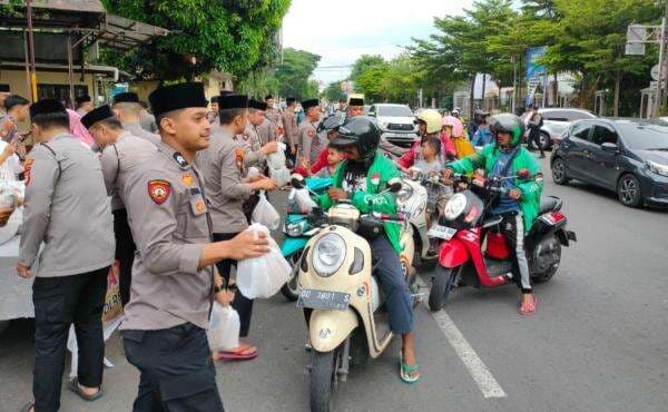 Sabhara Polrestabes Makassar Tebar Berkah Ramadan, Bagikan Takjil ke Ojol dan Pengendara Umum Sabhara Polrestabes Makassar Tebar Berkah Ramadan, Bagikan Takjil ke Ojol dan Pengendara Umum