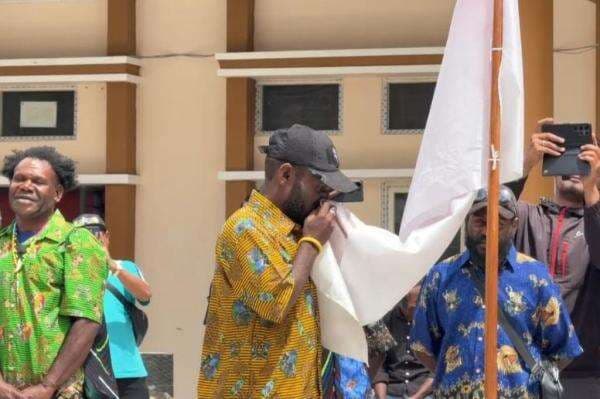 5 Tokoh OPM di Intan Jaya Kembali ke Pangkuan NKRI, Cium Bendera Merah Putih 5 Tokoh OPM di Intan Jaya Kembali ke Pangkuan NKRI, Cium Bendera Merah Putih