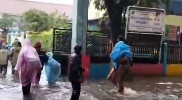 Banjir Rendam Jalan Srengseng Jakbar, Polisi Atur Lalin hingga Bantu Antar Siswa ke Sekolah Banjir Rendam Jalan Srengseng Jakbar, Polisi Atur Lalin hingga Bantu Antar Siswa ke Sekolah