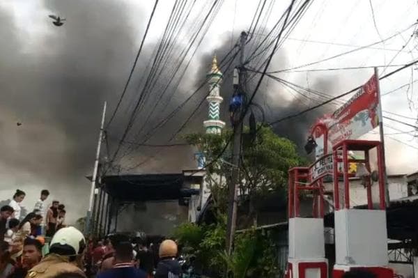 Rumah di Jatipulo Jakbar Terbakar, Belasan Unit Damkar Dikerahkan Rumah di Jatipulo Jakbar Terbakar, Belasan Unit Damkar Dikerahkan