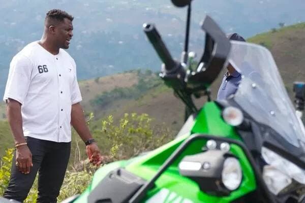 Francis Ngannou Terlibat Kecelakaan Tabrak Motor hingga Tewaskan Gadis 17 Tahun Francis Ngannou Terlibat Kecelakaan Tabrak Motor hingga Tewaskan Gadis 17 Tahun