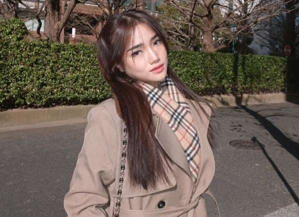 7 Ide Pose Ala Fuji Biar Fotomu Enggak Monoton dan Terlihat Estetik 7 Ide Pose Ala Fuji Biar Fotomu Enggak Monoton dan Terlihat Estetik