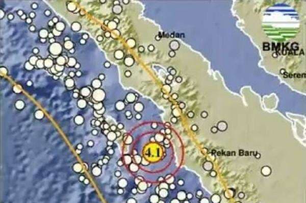 Gempa Nias Selatan M4,4 Dipicu Aktivitas Sesar Besar Sumatera Segmen Mentawai Gempa Nias Selatan M4,4 Dipicu Aktivitas Sesar Besar Sumatera Segmen Mentawai