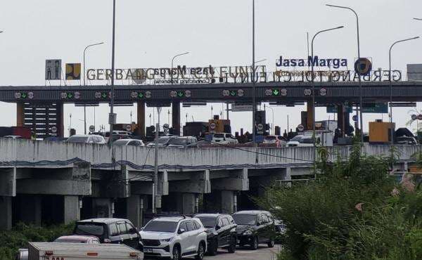 H-4 Jelang Lebaran, Volume Kendaraan di Gerbang Tol Cileunyi Meningkat 24,98 H-4 Jelang Lebaran, Volume Kendaraan di Gerbang Tol Cileunyi Meningkat 24,98