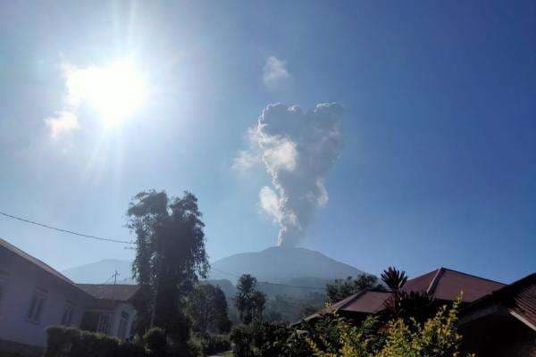 Gunung Marapi Meletus, Muntahkan Abu Vulkanik Setinggi 1 Kilometer Gunung Marapi Meletus, Muntahkan Abu Vulkanik Setinggi 1 Kilometer