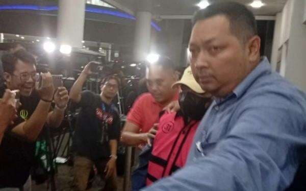 Hakim Tersangka Suap Vonis Lepas Korupsi CPO Sempat Titip Tas Isi Ponsel dan Uang Dolar ke Satpam Hakim Tersangka Suap Vonis Lepas Korupsi CPO Sempat Titip Tas Isi Ponsel dan Uang Dolar ke Satpam