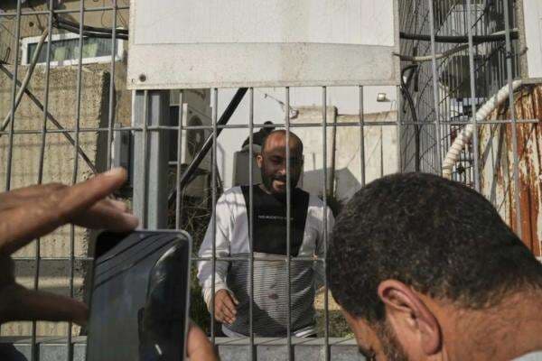 Sutradara No Other Land Hamdan Ballal Dibebaskan Tentara Israel, Sempat Dipukuli di Depan Istri Sutradara No Other Land Hamdan Ballal Dibebaskan Tentara Israel, Sempat Dipukuli di Depan Istri