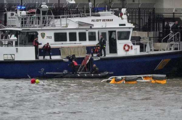 Helikopter Jatuh ke Sungai di New York, Seluruh Penumpang Tewas Helikopter Jatuh ke Sungai di New York, Seluruh Penumpang Tewas